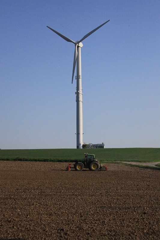Windrad und Trecker am Turmweg in Bergkamen.JPG - Windrad und Trecker am Turmweg in Bergkamen